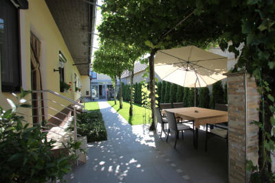 Innenhof mit Weinlaube