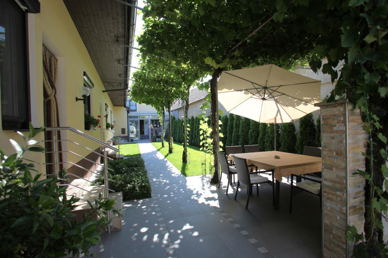 Illmitz Privatzimmervermietung Heiss: Innenhof mit Weinlaube